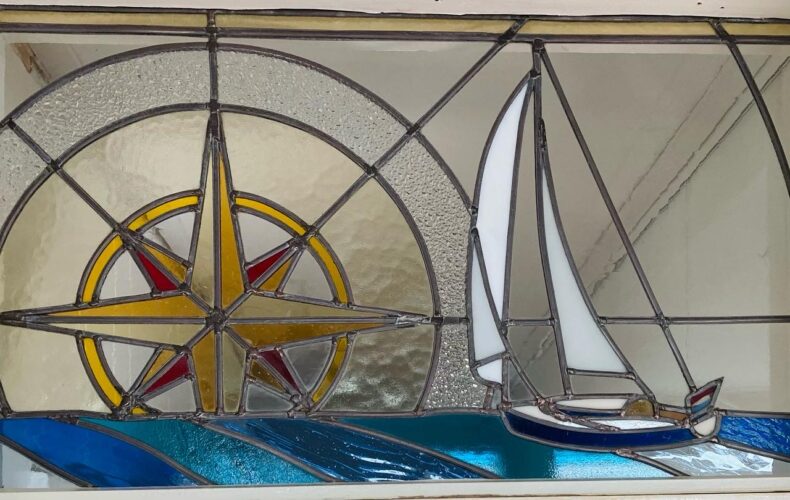 Zeilboot in glas en lood vertaald
